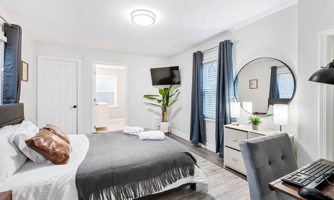 Livonia Casa | Stylish, Cute & Homey Livonia Getaway