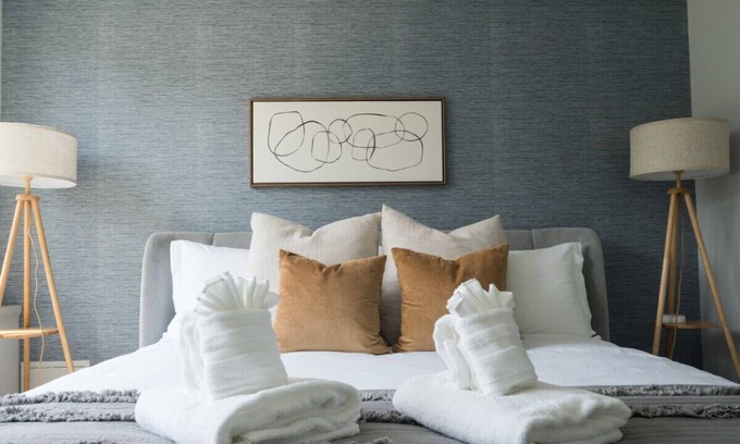 Aurora Highlands Apartamento | Crystal City Apartment with Gym and Free Parking