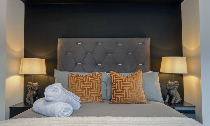 Hope Street Apartamento | Stylish decor, central city location, amazing views and pet-friendly!