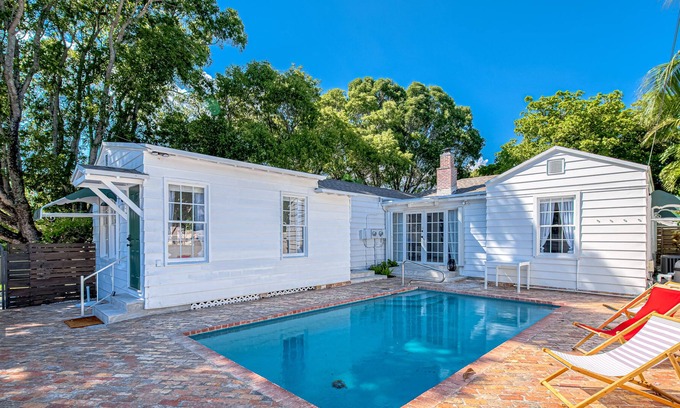 Poiciana Park II Apartamento | Stylish, dog-friendly home with a pool, enclosed yard, patio, & central AC