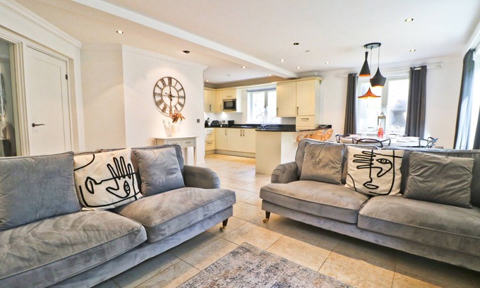 Constantine Bay Apartamento | Stylish dog friendly apartment, patio garden, by the beach