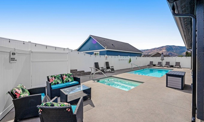 Manson Casa | Stylish, Dog-Friendly Home w/ a Private Pool, Hot Tub, Free WiFi, & Central AC