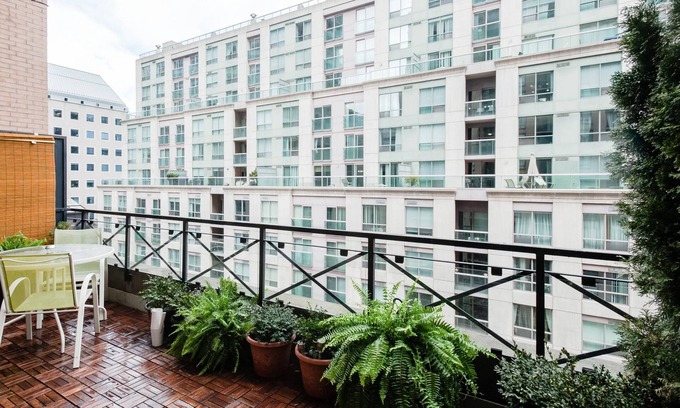 Financial District Apartamento | Stylish downtown apartment with private patio and parking