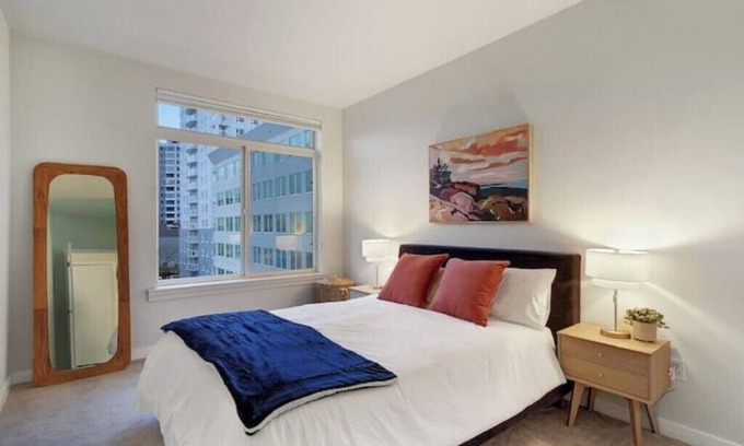 Belltown Condominio | Stylish Downtown Condo w/ Parking, Gym, and Pool.