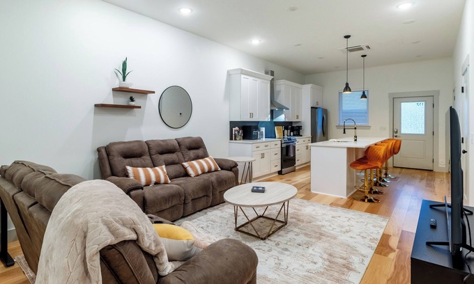 Northside Casa | Stylish Downtown Getaway – Walk to Everything!