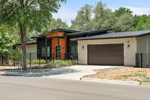 MLK Casa | Stylish East Austin Home - 2BR-BBQ-Close to DT