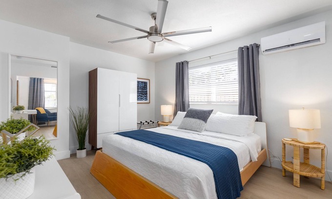 Coral Ridge Apartamento | Stylish East Lauderdale Efficiency. 1 Mile to Beach! Comfy King Bed, Beach Gear
