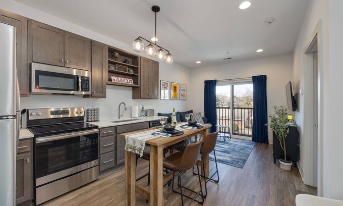 Nashville Condominio | Stylish East Nashville king bed condo - near Opry, Broadway, Downtown & Airport