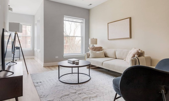 Edgewater Apartamento | Stylish Edgewater 2BR nr Loyola & Red Line, by Blueground