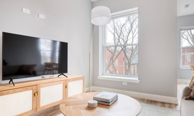 Edgewater Apartamento | Stylish Edgewater 3BR nr Loyola & Red Line, by Blueground