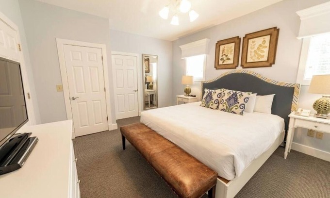 Lackey Complejo | Stylish Estate Stay Just Minutes from Museums, Dining & Attractions
