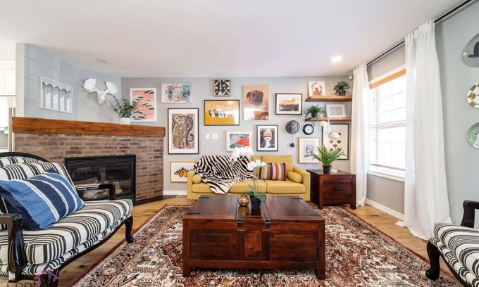 Southwest Edmonton Casa | Stylish Euro Vibes Home | Gym | AC | Yard | Office