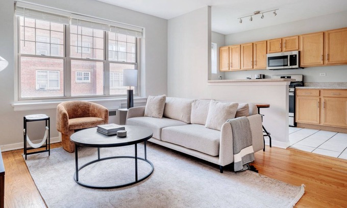 Evanston Apartamento | Stylish Evanston 2BR w/ Courtyard, nr Northwestern Beach, by Blueground
