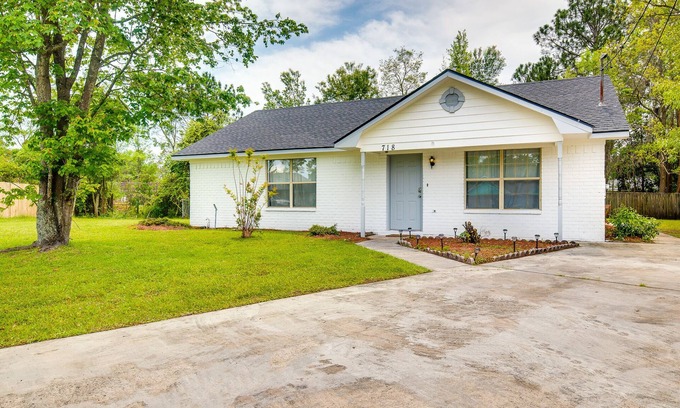 Hinesville Casa | Stylish Family Friendly Bungalow, Tvs, Royal Beds