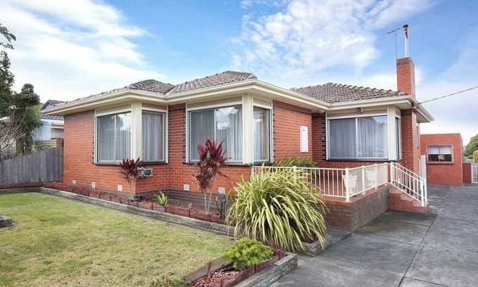 Dandenong Casa | Stylish Family Home- 3BR in the heart of Dandenong, Just minutes to the station