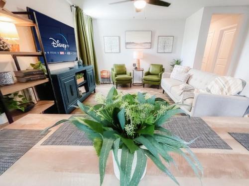 Southside Casa | Stylish Family Home Near Lackland POOL