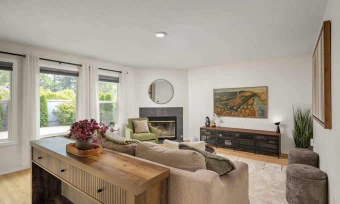 Oak Creek Casa | Stylish Family Retreat w/Patio, & Game Console in Heart of Lake Oswego’s Westlake Neighborhood