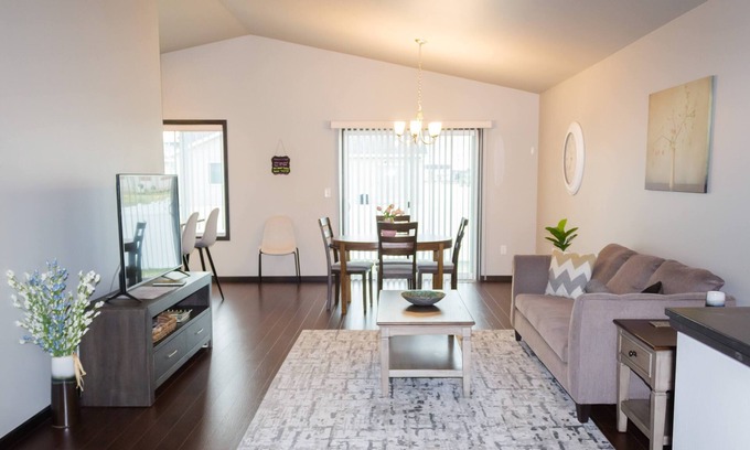 Fargo Casa | Stylish Fargo Home Great for Families and Groups!