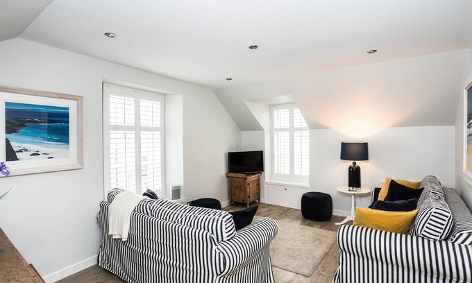 North Berwick Apartamento | Stylish first-floor apartment with private patio, just moments from the High Street. Sleeps 2
