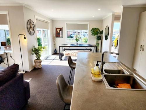 Hamilton Casa | Stylish Fresh Haven for up to 8 guests