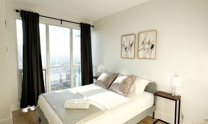 Toronto Entertainment District Hotel | Stylish Front Street Suites - Free Parking
