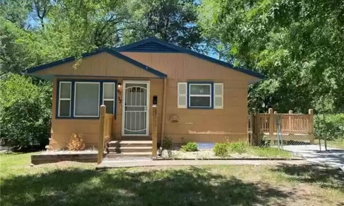 Kansas City Casa | Stylish-Fully Furnished 5bdrm Home Walking Distance from Arrowhead Stadium!