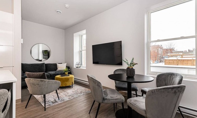 Plateau Mont Royal Apartamento | Stylish & Fun 1 Bedroom Apartment in Le Plateau by Denstays