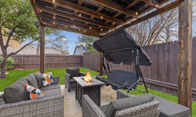 Las Colinas Casa | Stylish & Fun Renovated House Sleeps 16