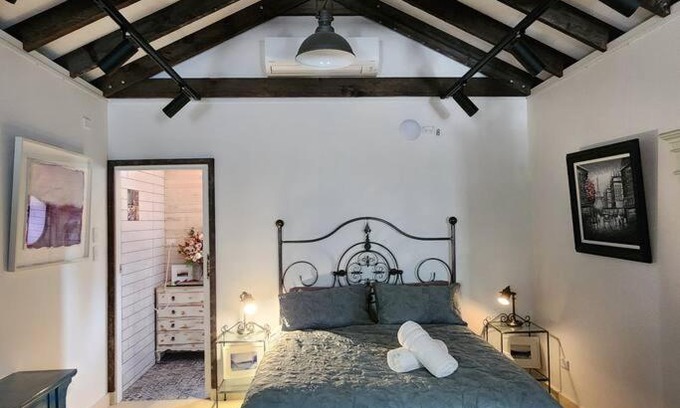 Mays Hill Casa | Stylish Gallery Sleep 4 , Near Parramatta CBD