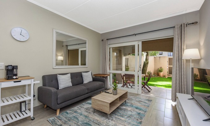 Sandown Apartamento | Stylish Garden Retreat w/ Pool and Modern Amenities