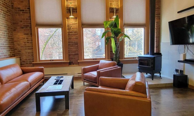 Gastown Apartamento | Stylish Gastown Loft w/ Soaker Tub & Fireplace