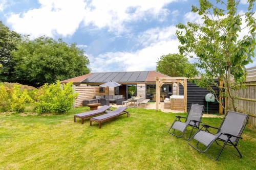 Chichester Chalet De Esquí | Stylish Getaway Vast Courtyard Hot Tub