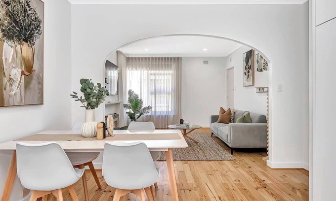 Glenelg East Apartamento | Stylish Glenelg Stay with Alfresco and Comfort
