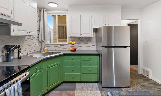 Downtown Apartamento | Stylish Green n Gold 2BR 1Bath Apartment