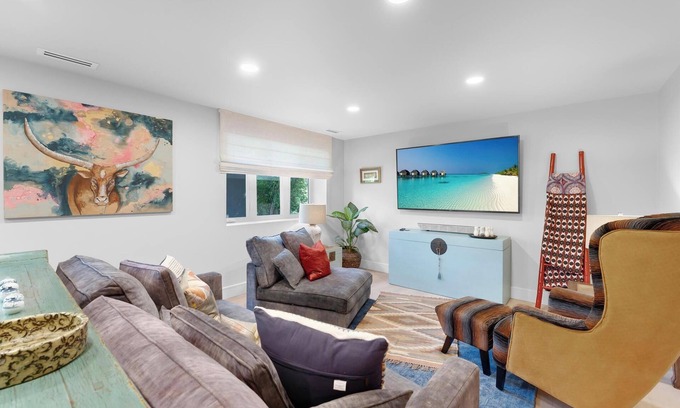 Sandy Casa | Stylish Guest Home with Garden and Mountain View