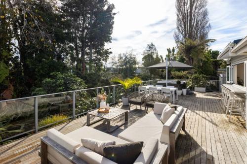 Te Rapa Casa | Stylish Gully Retreat with Spa and Office
