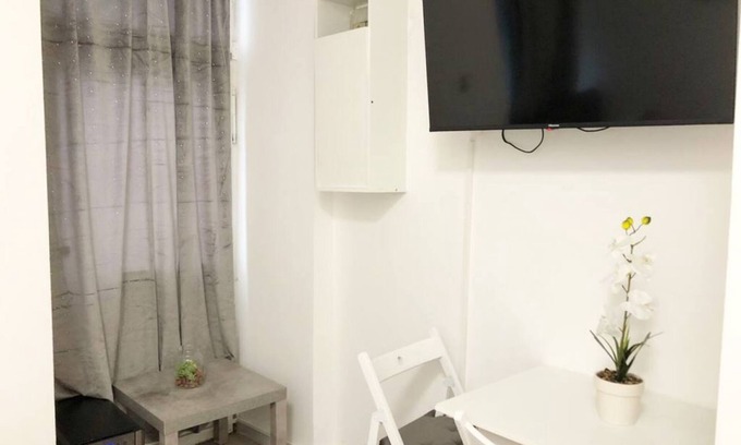 Favoriten Apartamento | Stylish Hauptbahnhof | Fast WiFi & Netflix Access