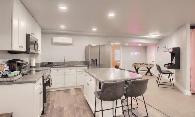 Green Valley Ranch Casa | Stylish&Hip+Arcade+PrivateEntry+Kitchen+Patio@DIA