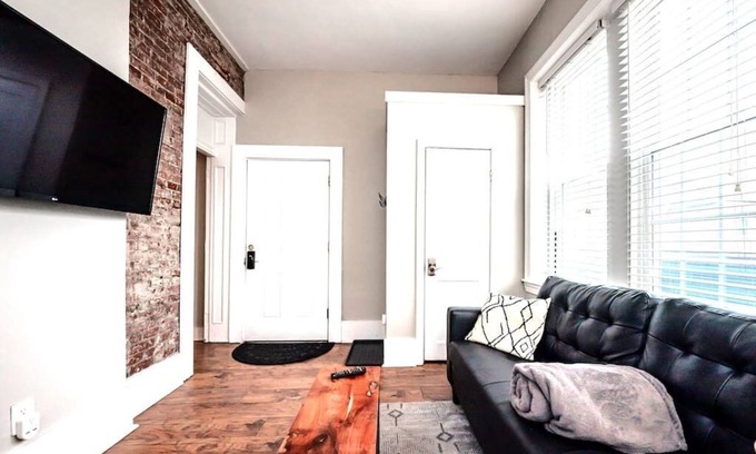 Wilmington Apartamento | Stylish Historic Apartment - Queen Bed, Fast WiFi, Easy Parking!