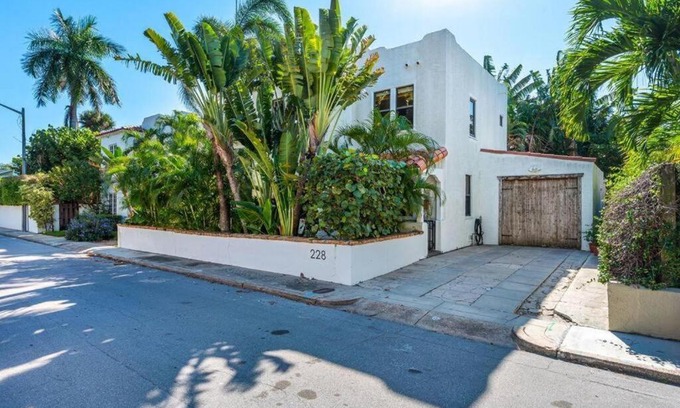 Southside Villa | Stylish Historic Spanish Retreat Close to Beach!