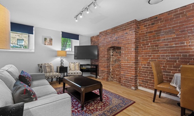 Downtown Halifax Apartamento | Stylish & Historic walk down in best DT location