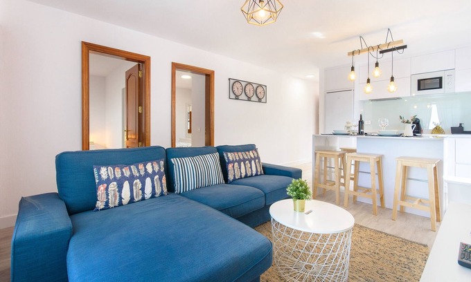 Playa Honda Apartamento | Elegante apartamento vacacional "Vela" cerca de la playa con Wi-Fi y terraza