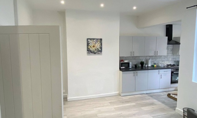 Bootle Casa | Stylish Home close to City Centre / Anfield Stadium / Hospital - Sleeps up to 10