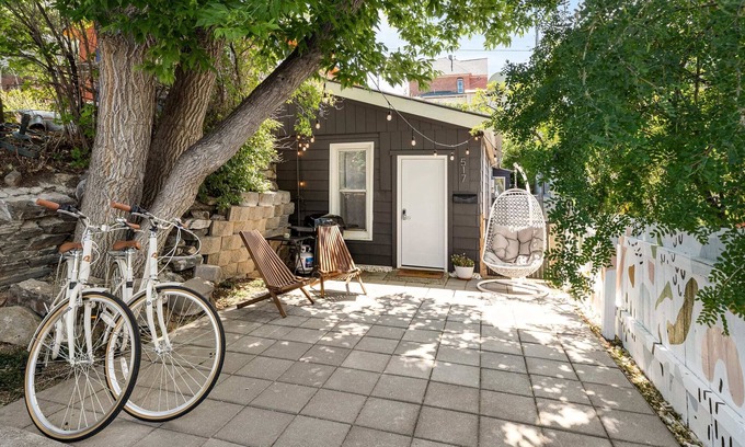 Helena Casa | Stylish home close to trails & downtown