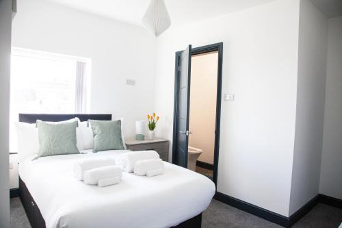 Stoke-on-Trent Casa | Stylish Home, hosted by ESONGRACE Stays, Stoke-on-Trent - Perfect for Families - Contractors - Holiday makers - Emergency Housing - Professionals, Relocators
