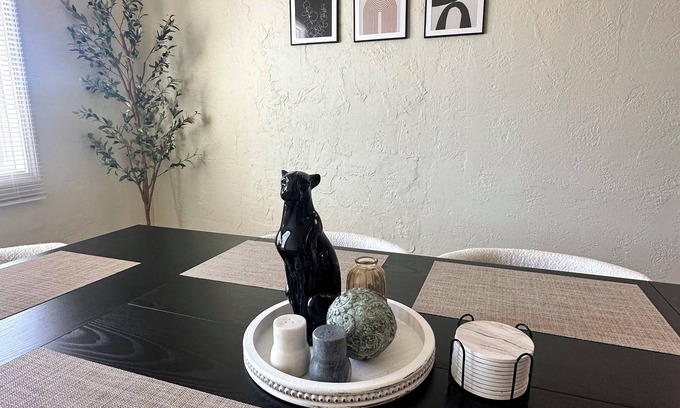 North Campus Casa | Stylish home, near UNM, Downtown, Old Town & Nob Hill