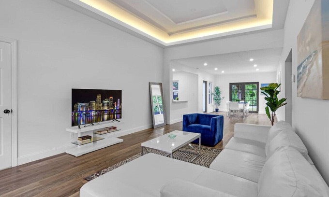 El Portal Casa | Stylish Home w Pool & Parking 10 mins to the Beach