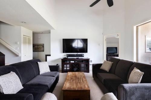 Blackcomb Casa | Stylish Home with Mountain Views by Harmony Whistler