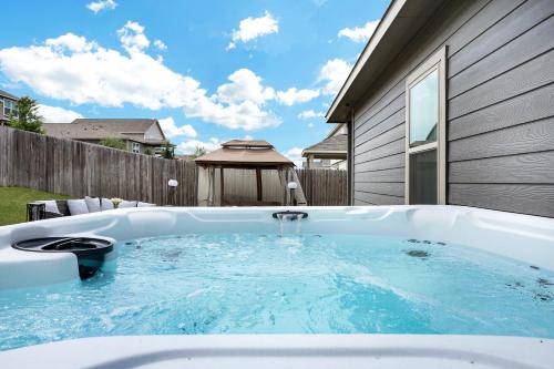 Converse Casa | Stylish Hot Tub Retreat Bbq Yard Games Wifi Pets