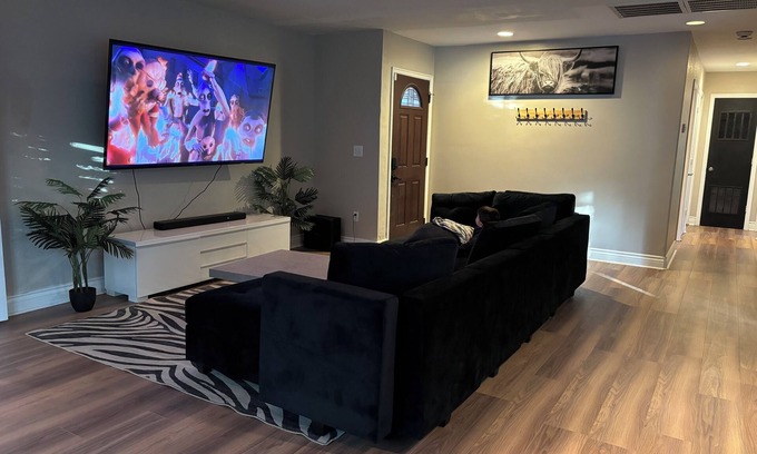 Winchester Casa | Stylish house with pool close to strip